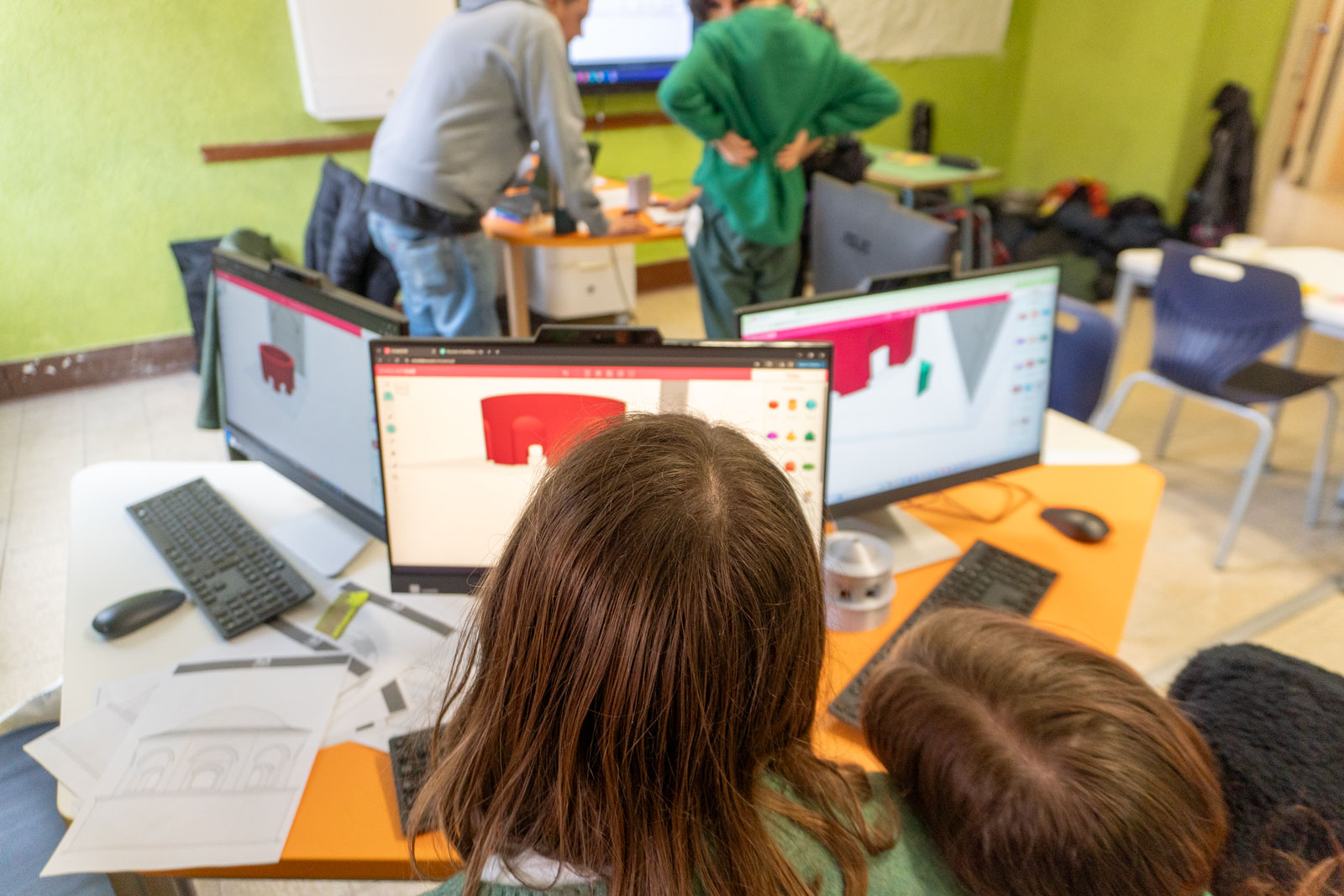 Studenti al lavoro con ScholastiCAD durante un'attività di modellazione 3D in classe