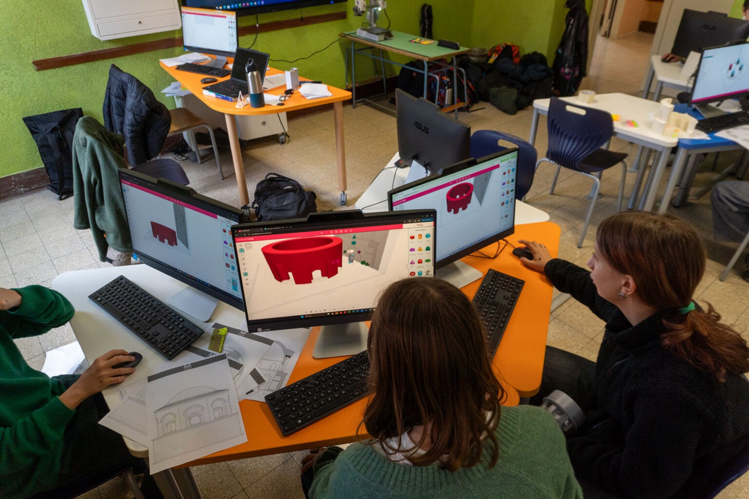 Studenti al lavoro con ScholastiCAD durante un laboratorio Hi-Storia a Torpignattara